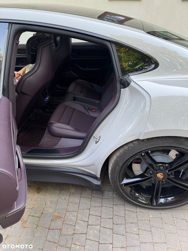 Porsche Taycan - 12