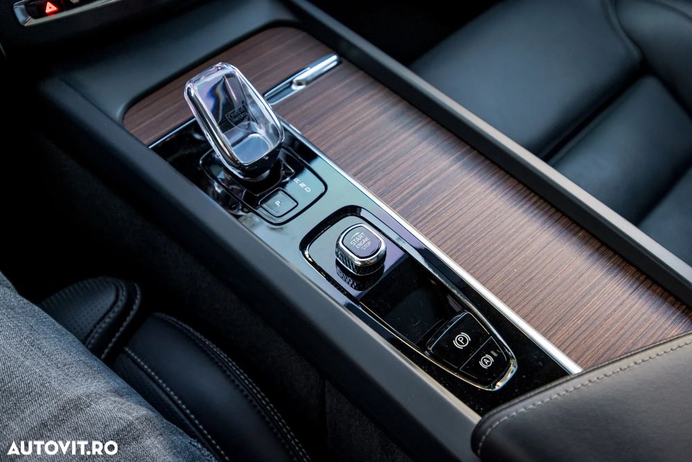 Volvo XC 60 Recharge T8 AWD AT Ultimate Bright - 23