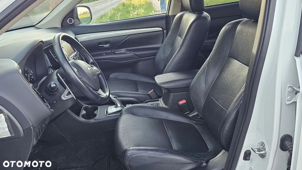 Mitsubishi Outlander Instyle NAVI + - 23