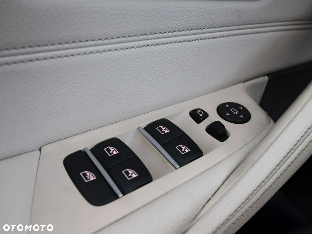 BMW Seria 5 530e iPerformance xDrive Luxury Line - 38