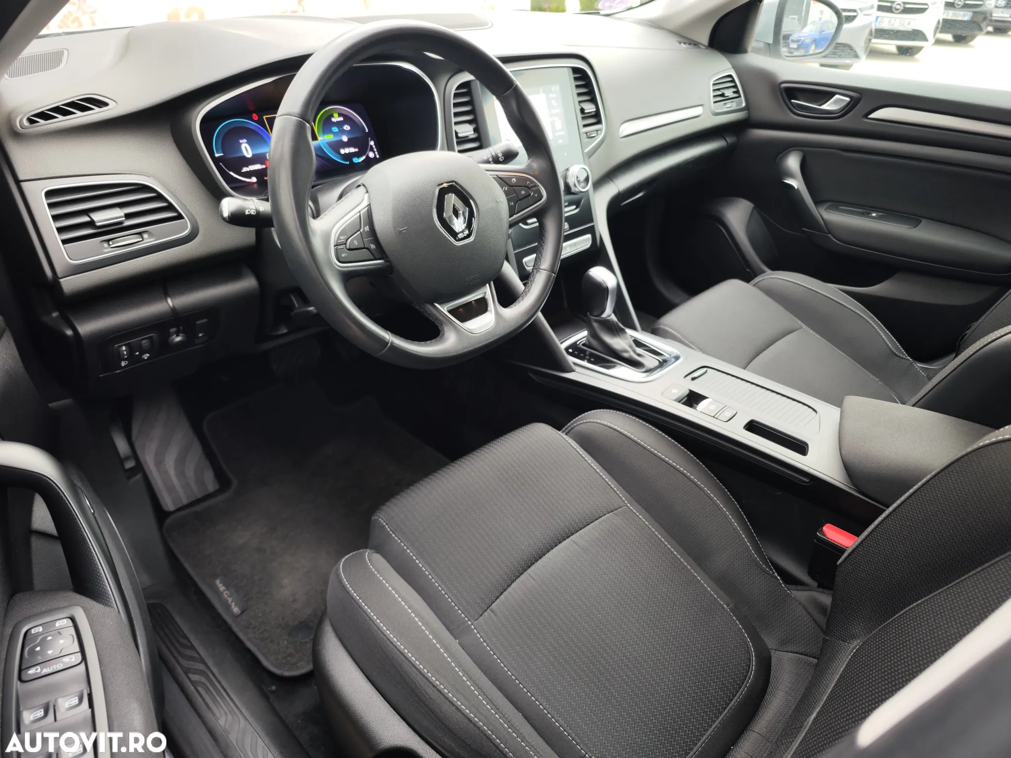 Renault Megane Grandtour E-TECH Plug-in 160 BUSINESS EDITION - 10