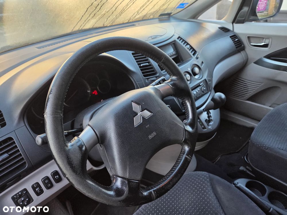 Mitsubishi Grandis - 8