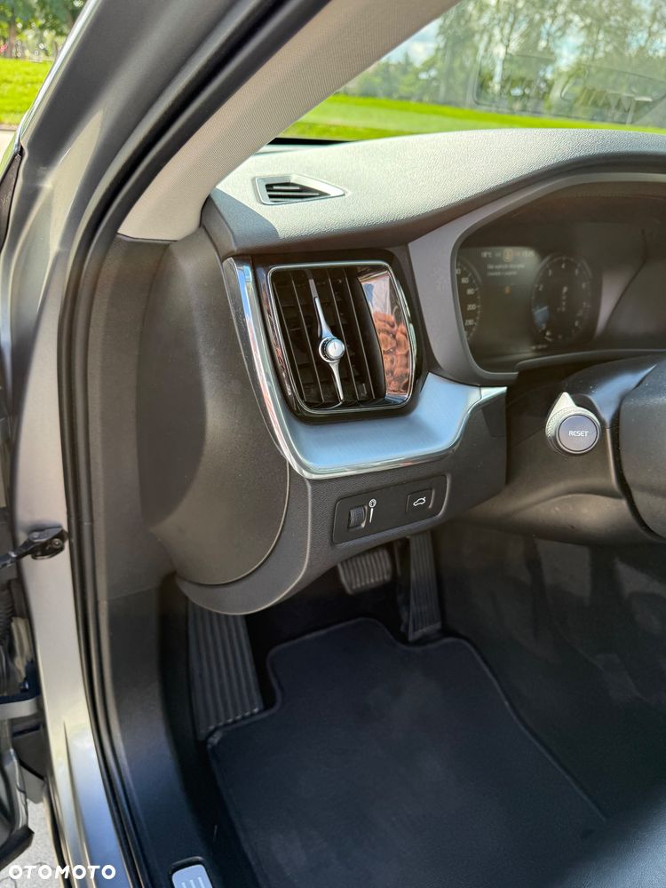 Volvo XC 60 T5 AWD Geartronic Momentum - 35