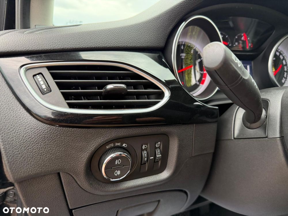 Opel Astra 1.4 T Dynamic S&S - 24