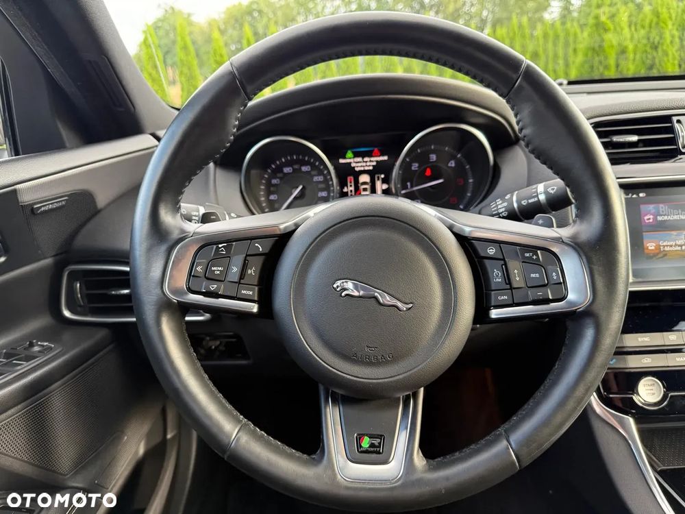Jaguar XE 2.0 D R-Sport - 34