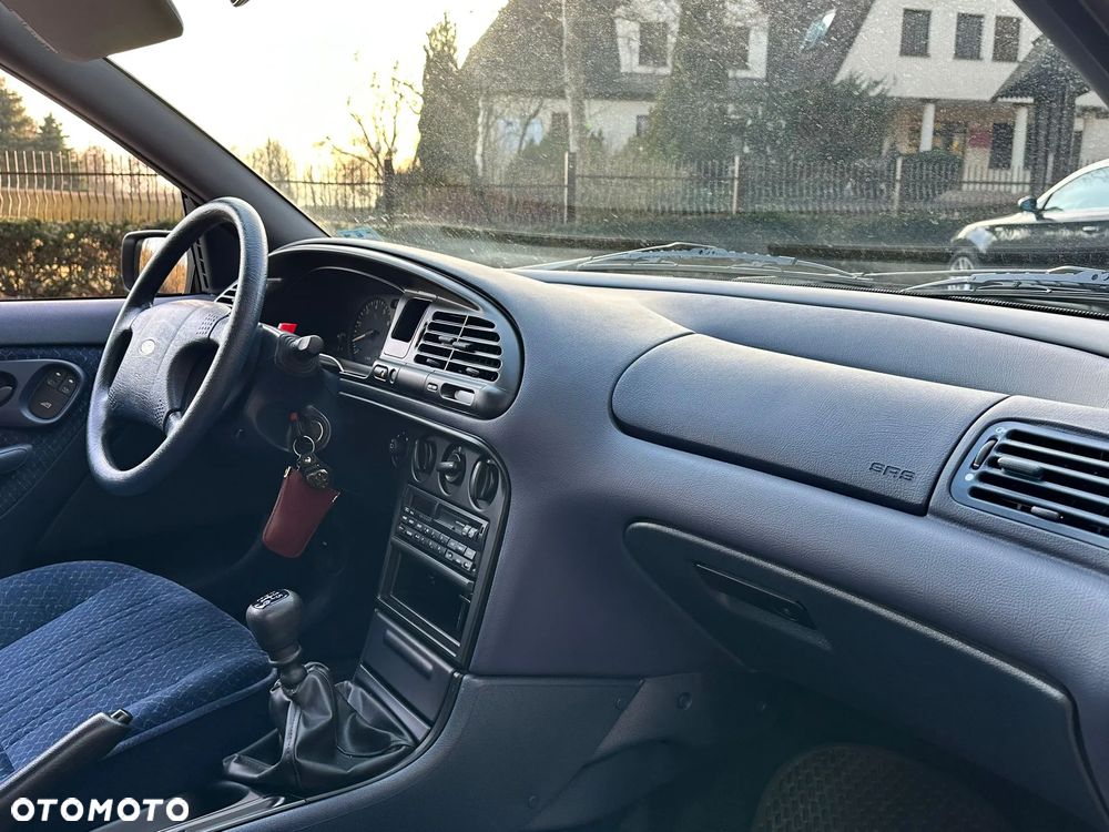Ford Mondeo 1.6 CLX - 20