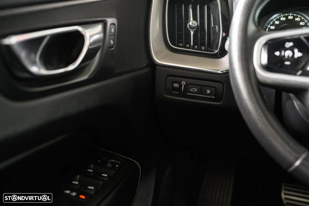 Volvo XC 60 2.0 T8 PHEV R-Design AWD - 33