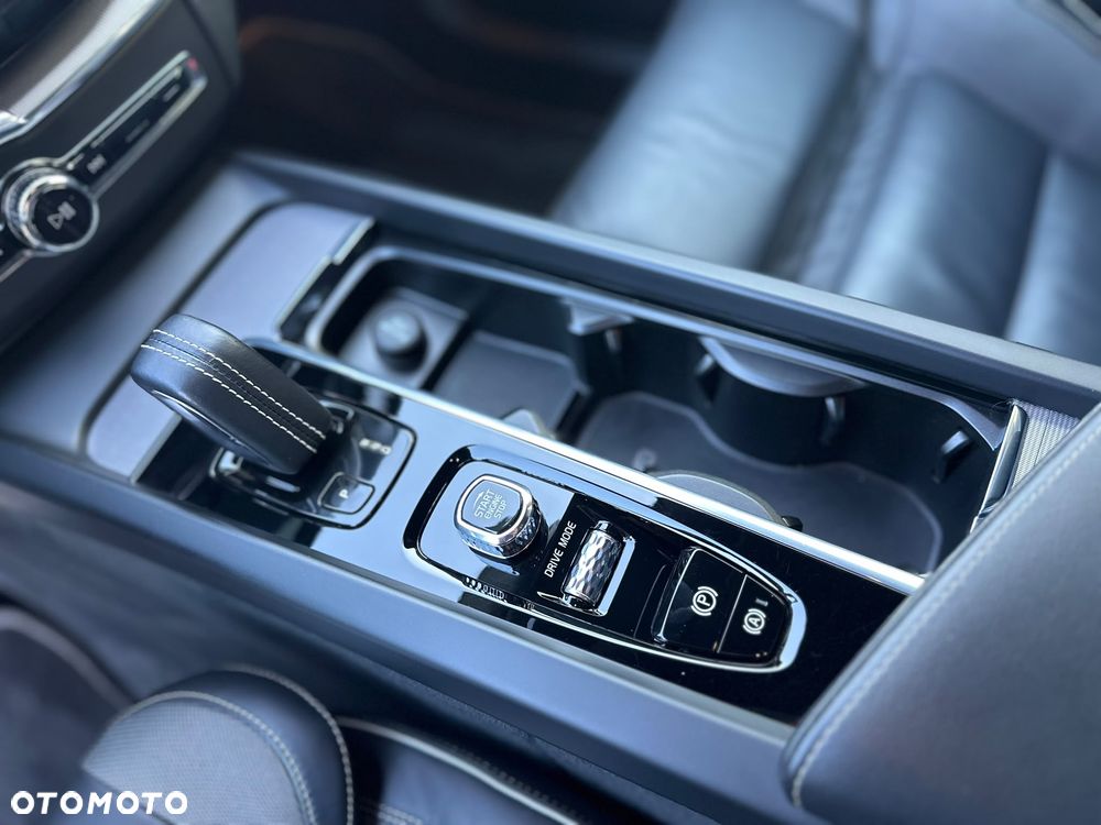 Volvo XC 60 B4 D AWD R-Design - 32