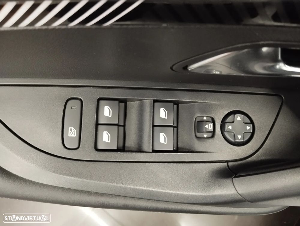 Peugeot 2008 1.2 PureTech Allure EAT8 - 17