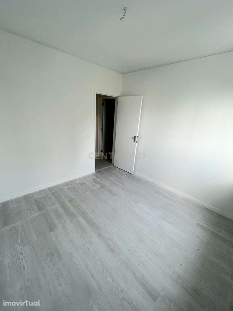 Apartamento T3 com 100 m2 no Monte Estoril para arrendamento - Grande imagem: 2/20