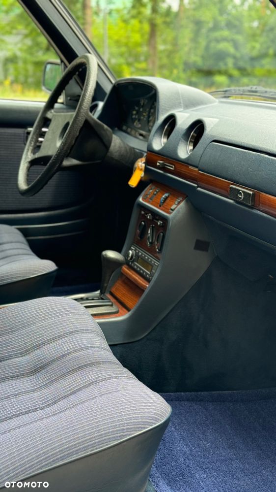 Mercedes-Benz W123 - 16