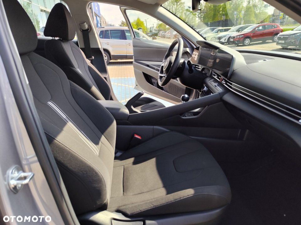 Hyundai Elantra - 12