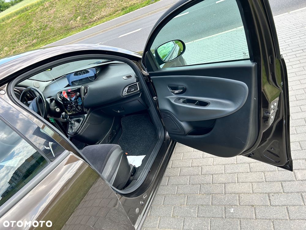 Lancia Ypsilon 0.9 Platinum S&S - 11