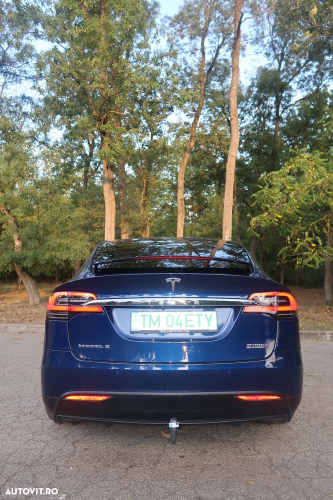 Tesla Model X - 17