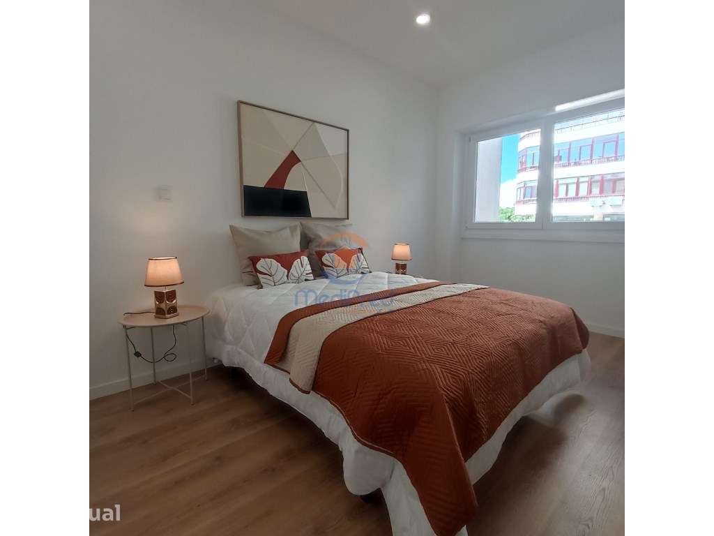 Apartamento T3 TOTALMENTE RENOVADO com 2 Varandas | Benfica - Grande imagem: 3/9