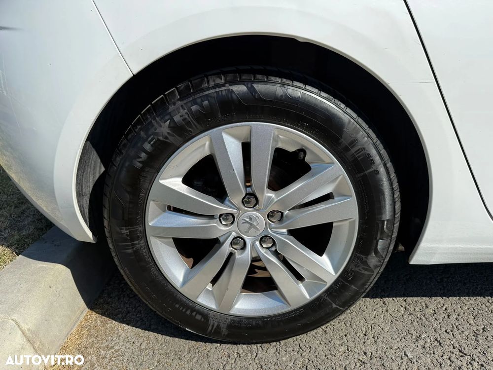 Peugeot 308 1.2 L PureTech Turbo Active - 9