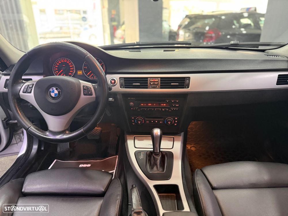 BMW 320 dA Exclusive - 14