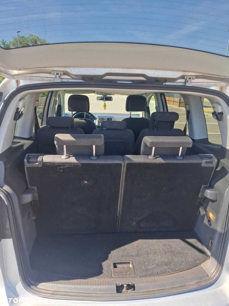 Volkswagen Touran - 4