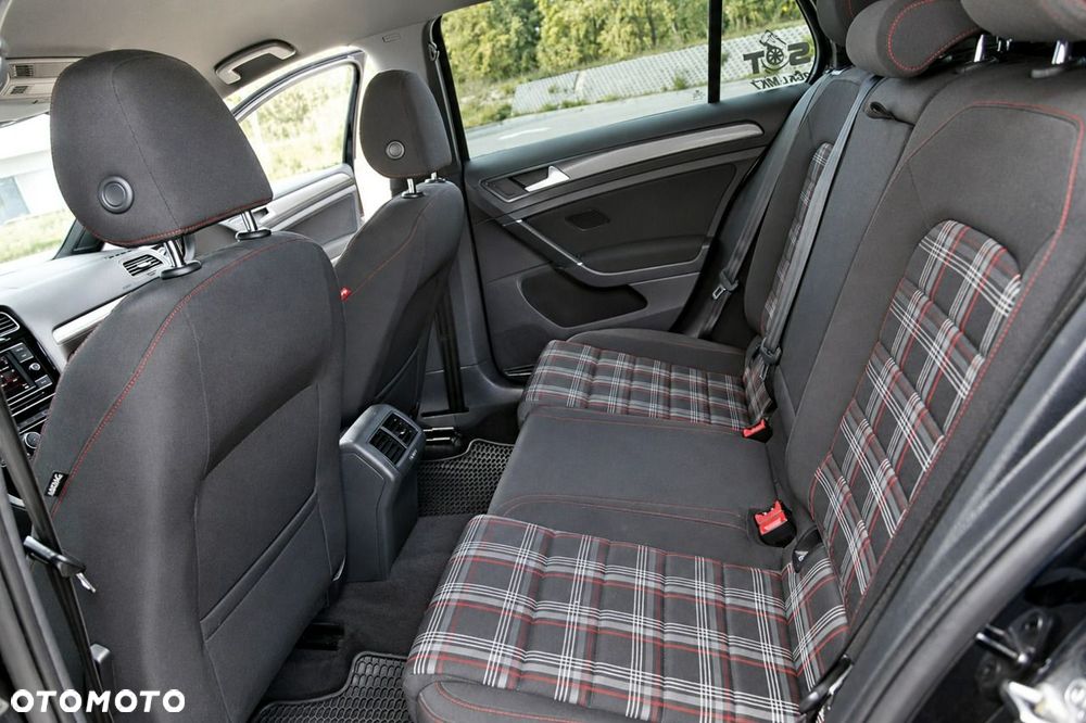 Volkswagen Golf - 22