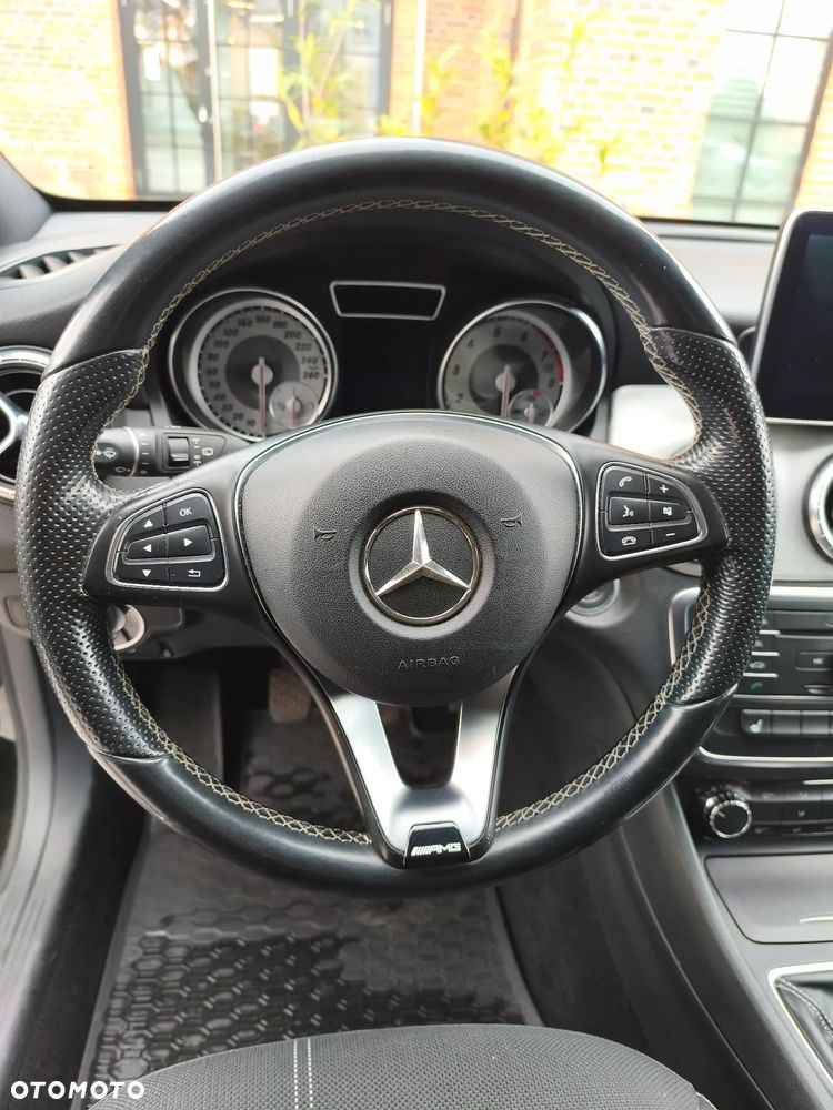 Mercedes-Benz CLA 180 AMG Line - 14