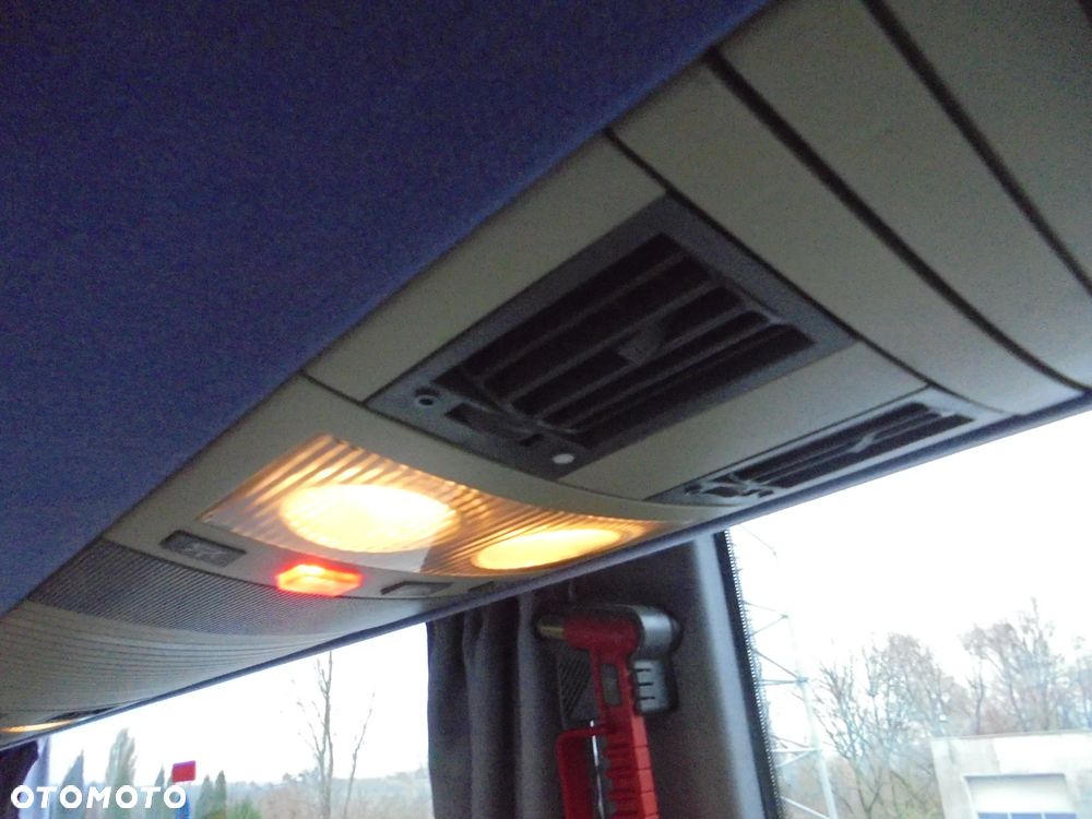 MAN R07 Lions Coach - 25