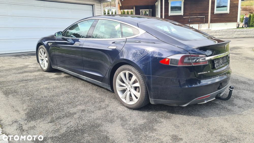 Tesla Model S - 8