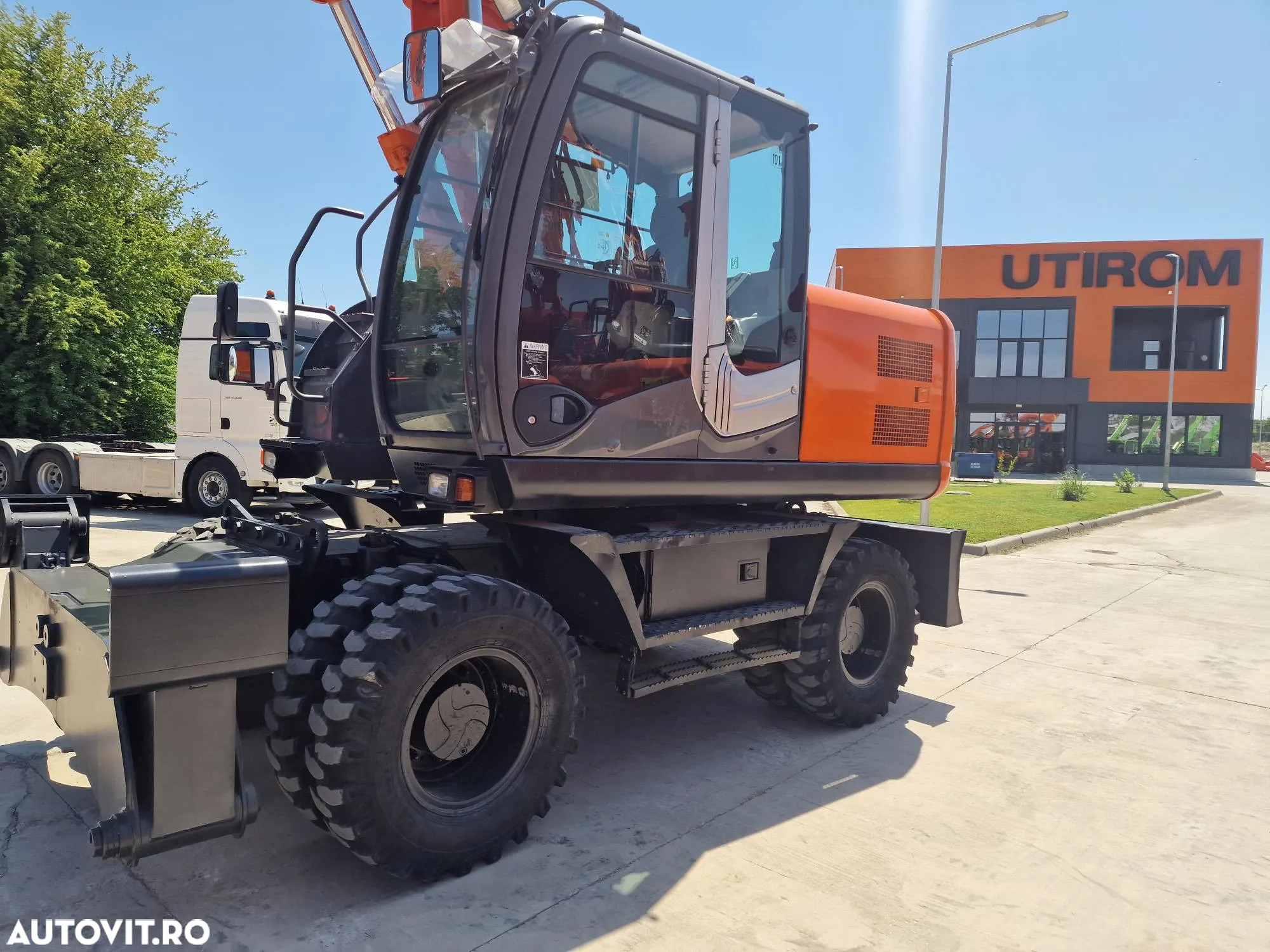 Hitachi PE ROTI, 16,5tone, 3 BRATE, 7.432h, CALE si lama nivelare, Inst picon, a doua instalatie hidr pe brate, AC, camera spate, cupa 1,2m, Ad sapare 6m, ridica  7t la 9m, hidraulica HITACHI, promotie 69.900 EUR+Tva-Posibilitate inchiriere. - 16
