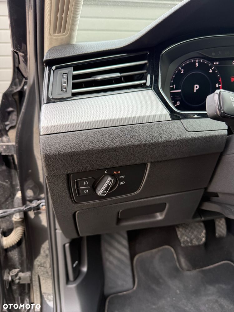 Volkswagen Passat - 12