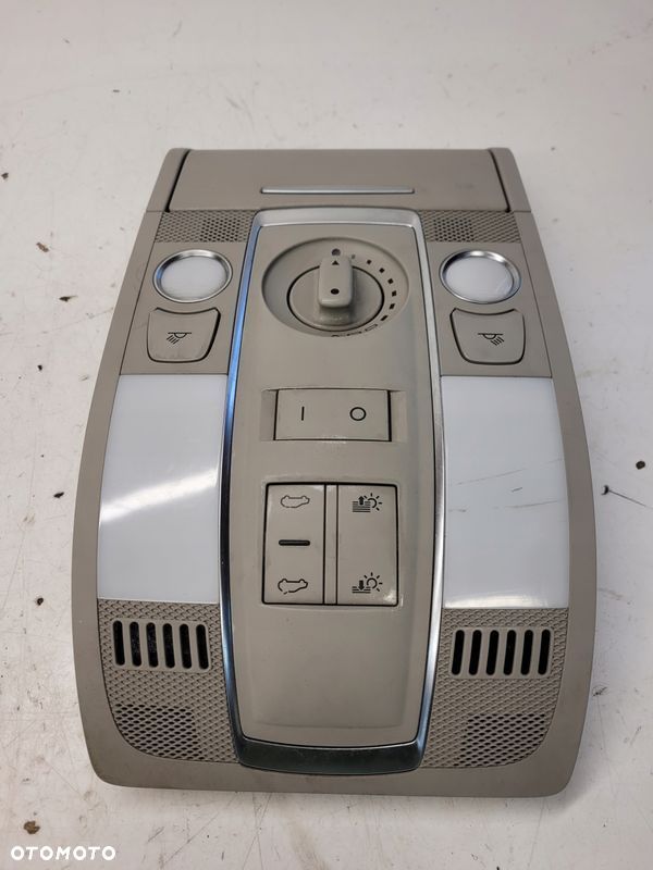 LAMPKA OŚWIETLENIE KABINY AUDI Q7 4L 4L0947135Q - 2