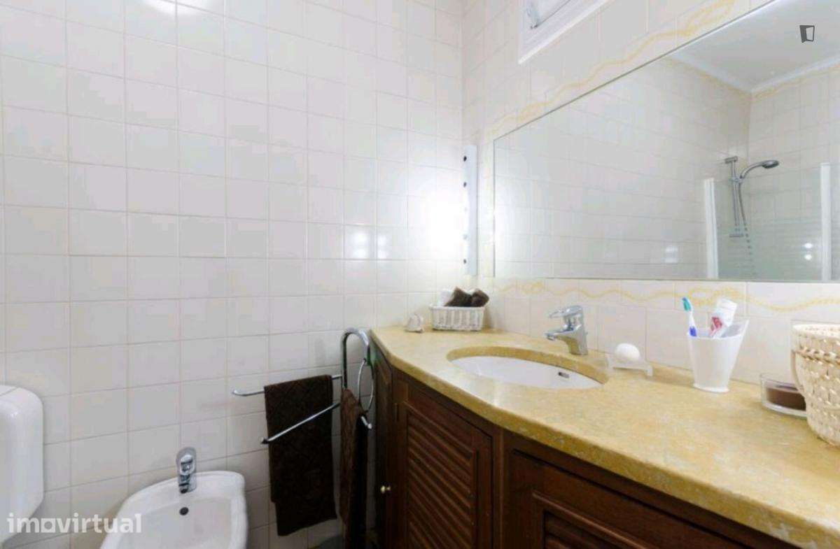 Quarto - localizado em Marquês de Pombal Lisbon - Grande imagem: 4/23