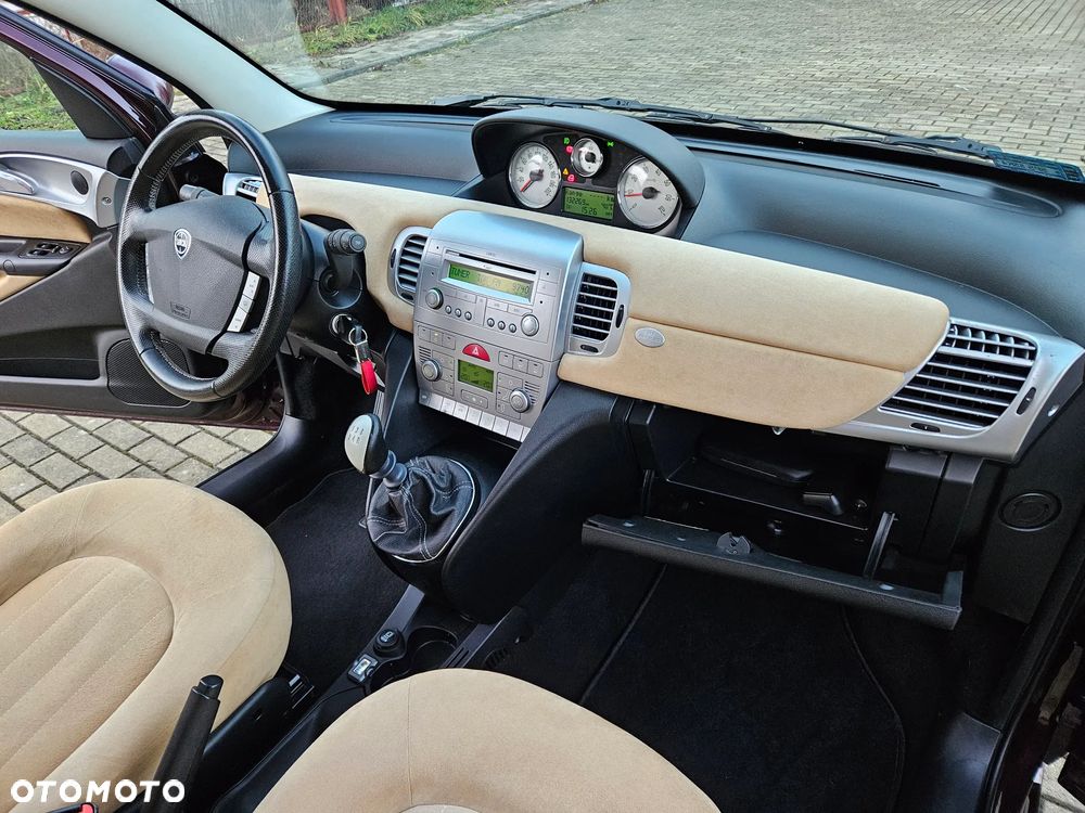 Lancia Ypsilon 1.4 8V Platino (4 os.) - 30