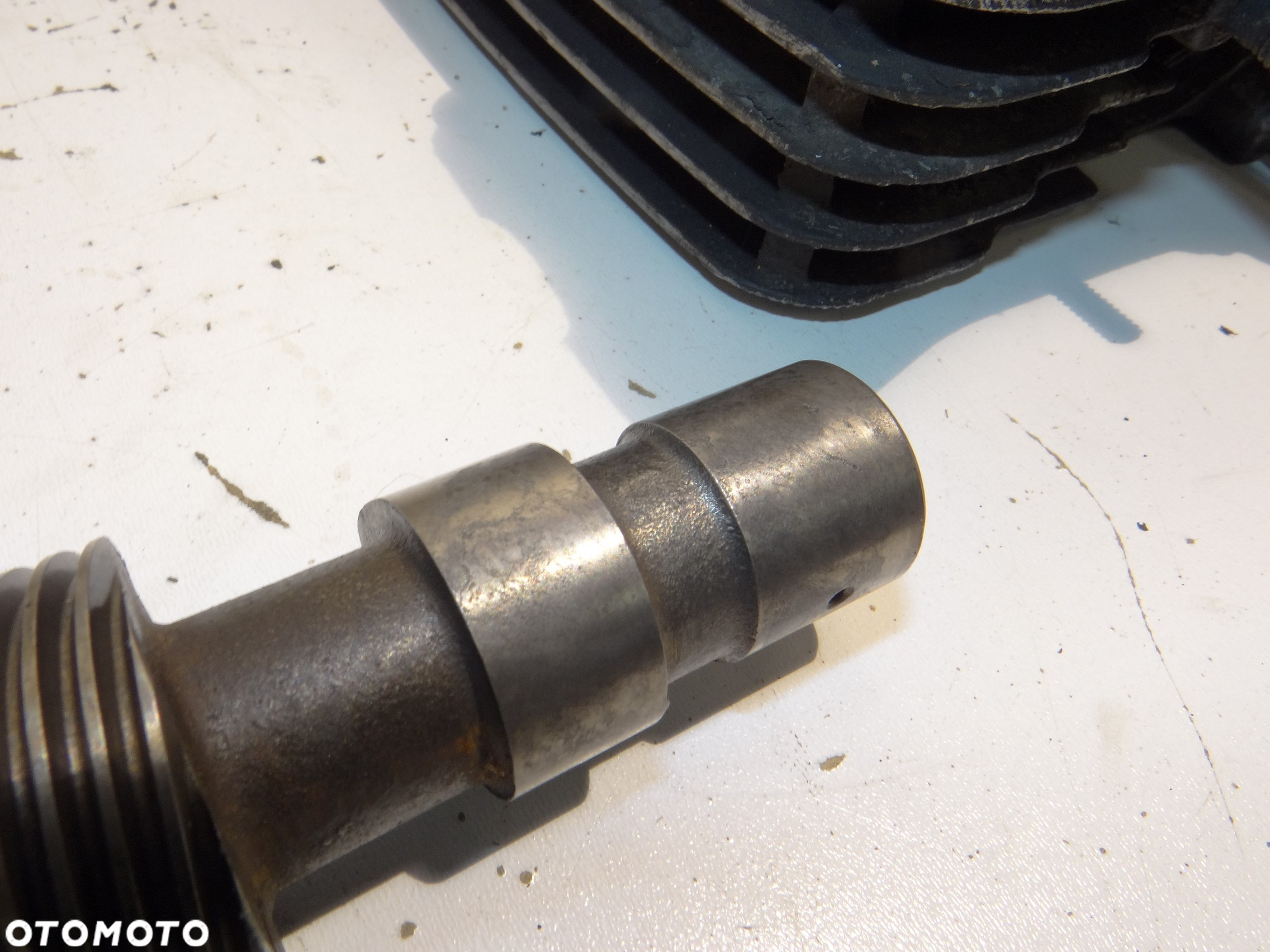 Yamaha XS 750 głowica cylinder tłoki szklanki płytki zaworowe wałek rozrządu pokrywa głowicy Y1238 - 19