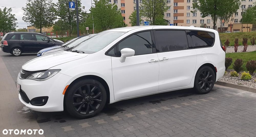 Chrysler Pacifica - 1