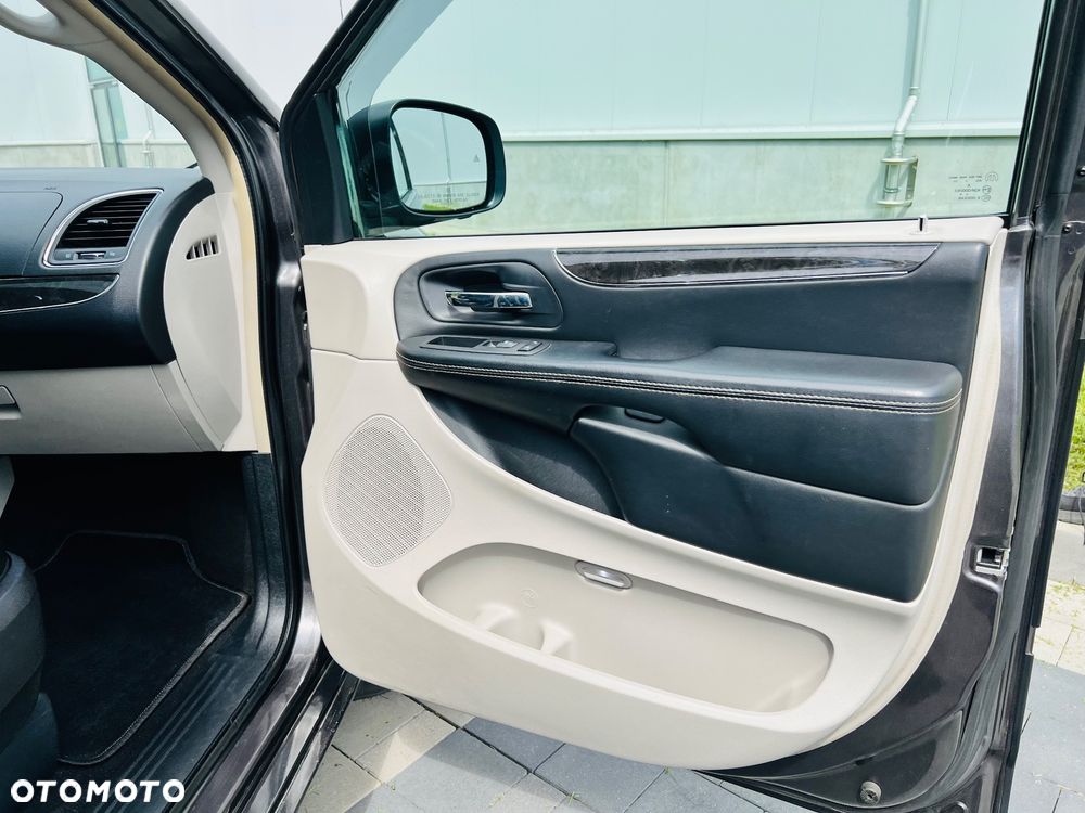 Chrysler Town & Country 3.6 Limited - 32