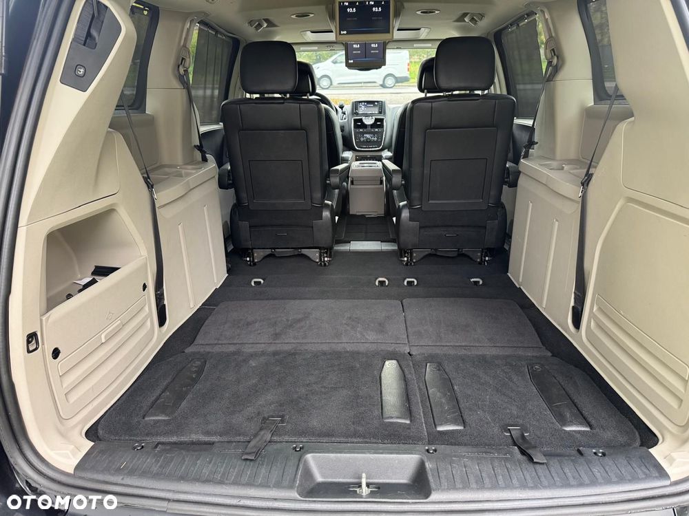 Chrysler Town & Country - 25