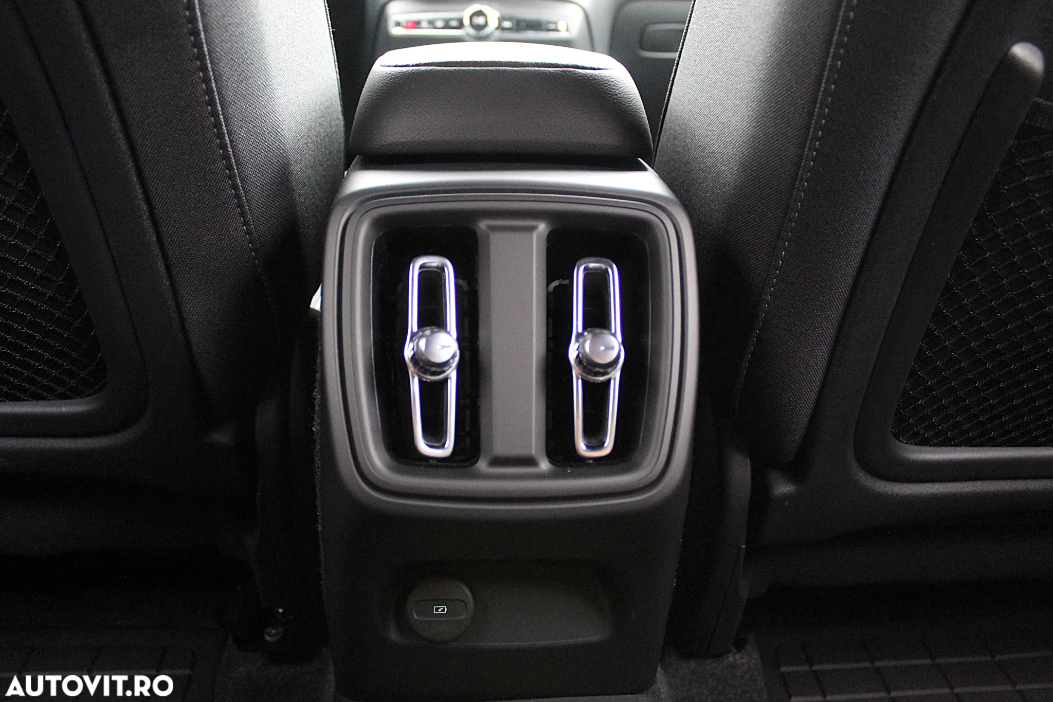 Volvo XC 40 B3 AT FWD MHEV Plus Dark - 19