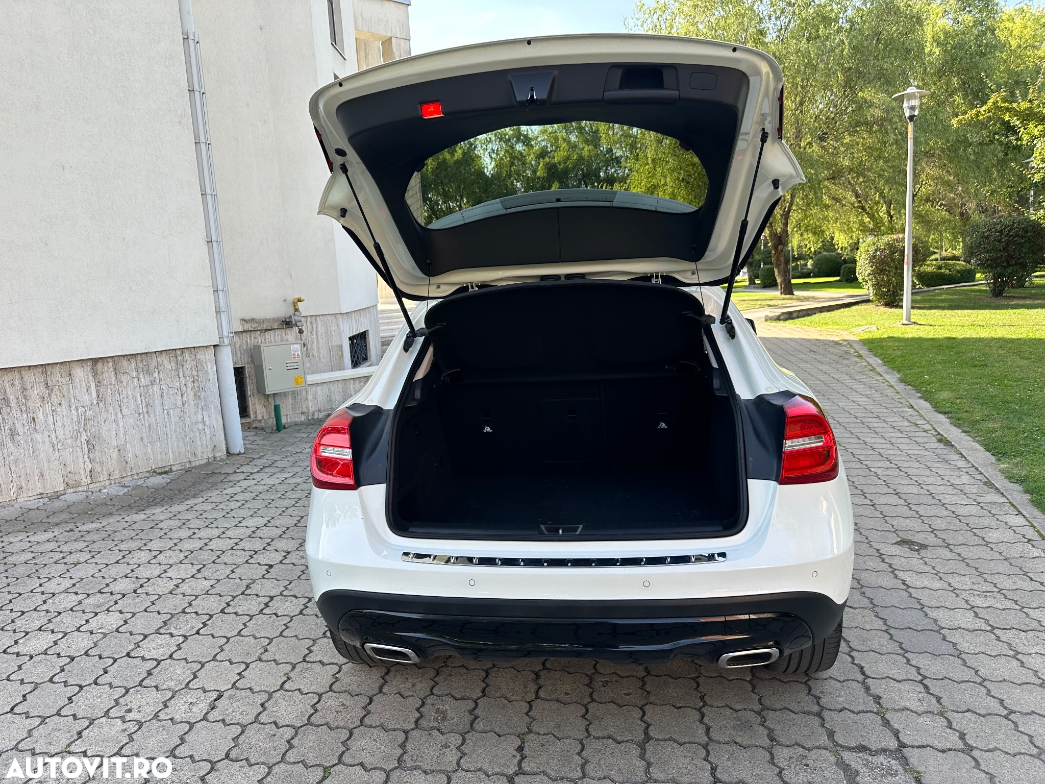 Mercedes-Benz GLA - 33