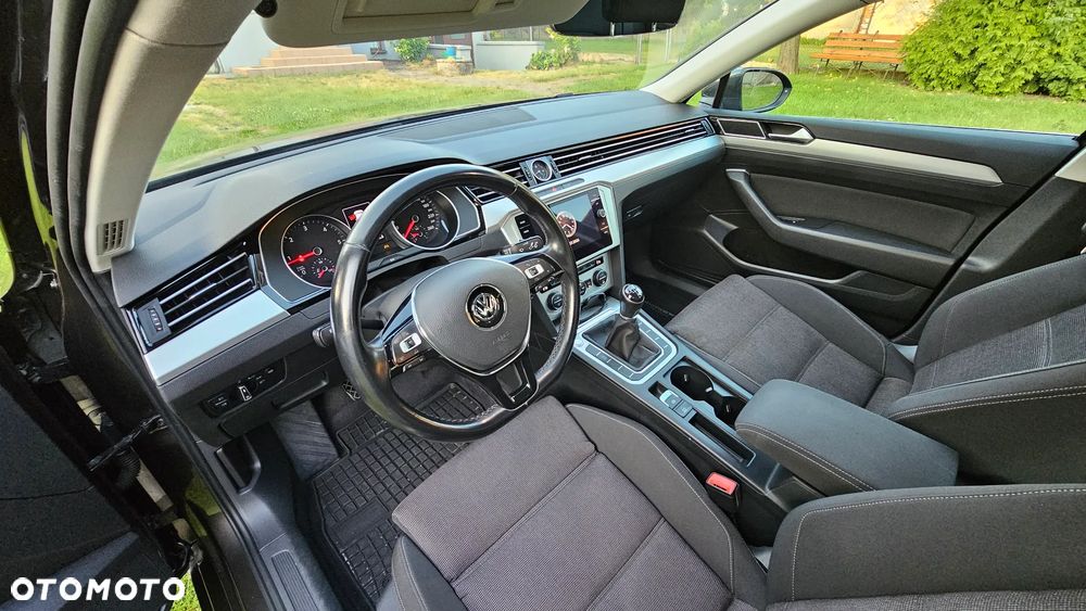 Volkswagen Passat 2.0 TDI SCR Comfortline - 10