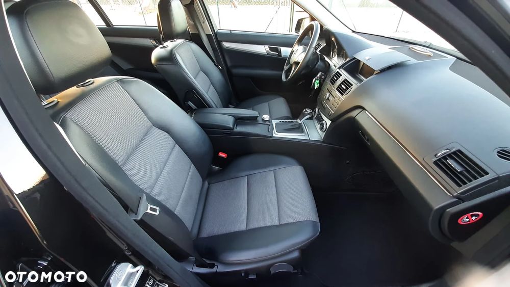 Mercedes-Benz Klasa C 180 CGI Automatik BlueEFFICIENCY Avantgarde - 31