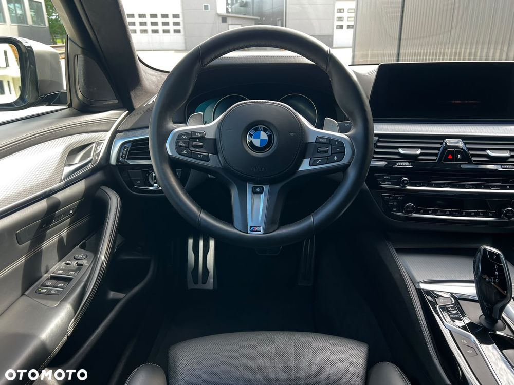 BMW Seria 5 M550i xDrive - 29