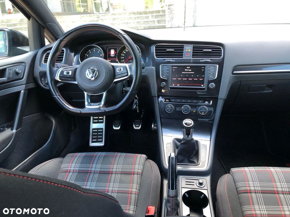 Volkswagen Golf - 10