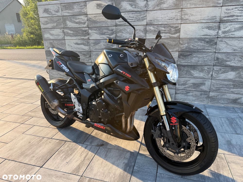 Suzuki GSR - 12