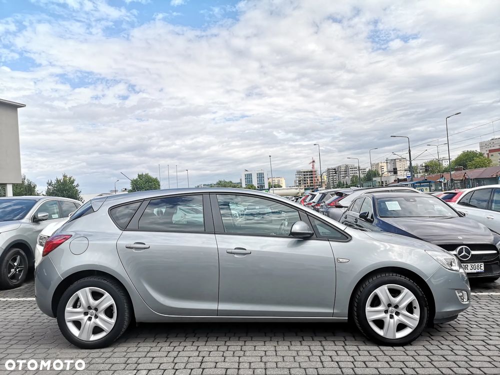 Opel Astra 2011 photo 5
