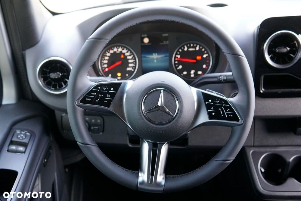 Mercedes-Benz Sprinter - 11