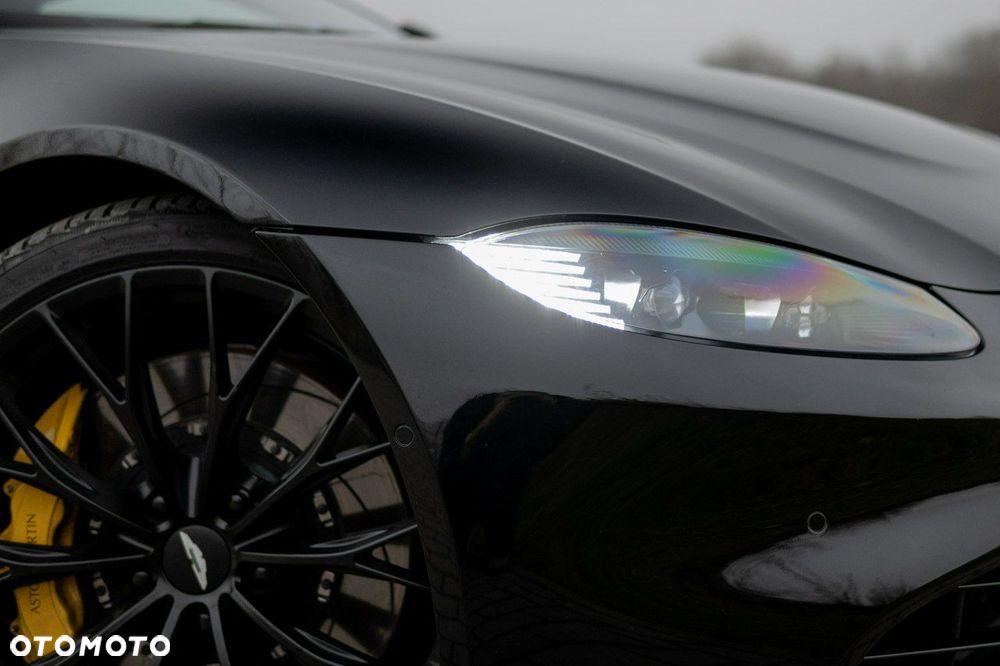 Aston Martin Vantage - 13