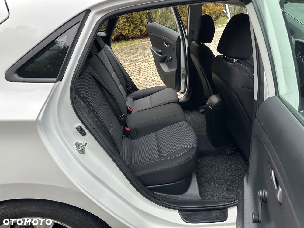 Hyundai i30 blue 1.6 GDI Passion - 14