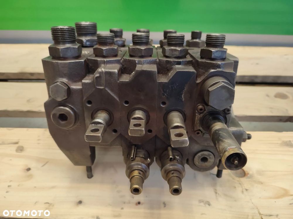 Rozdzielacz hydrauliczny JCB Fastrac 3185 (1525503681) - 3
