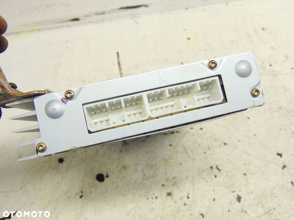 WZMACNIACZ RADIA AUDIO CHRYSLER 300C EUROPA - 4