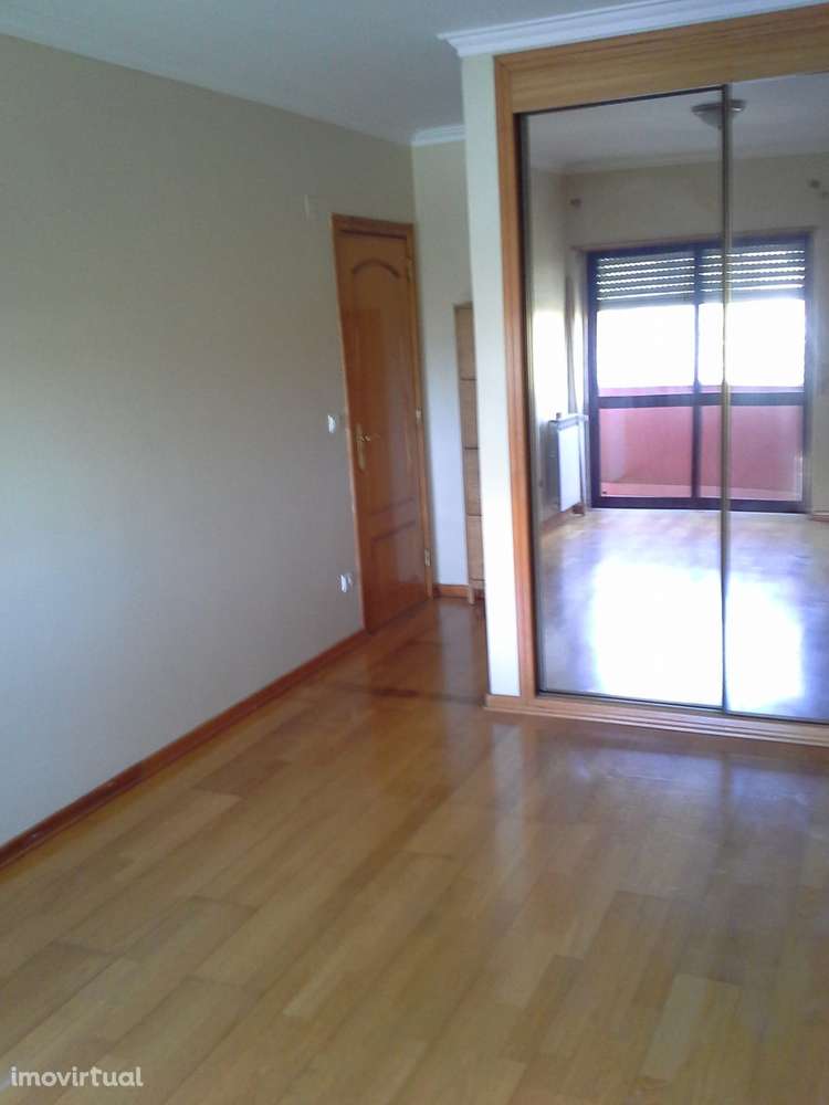 Apartamento T2 com varanda e garagem em Sintra - Grande imagem: 2/15