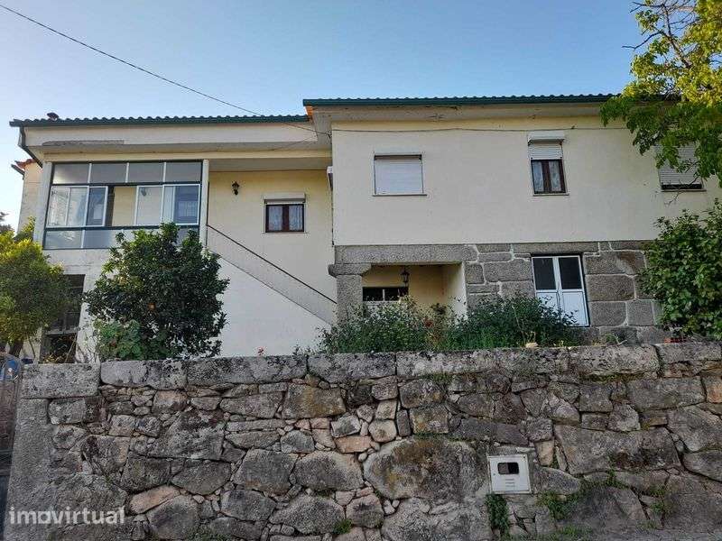 Vendo moradia centenária - Grande imagem: 2/7